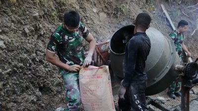 prajurit Yonif 405/Suryakusuma yang tergabung dalam Satgas TMMD Reguler ke-129 Kodim 0704/Banjarnegara, bekerja tanpa henti memastikan setiap adukan beton memiliki kualitas terbaik, Minggu (19/07/2026).