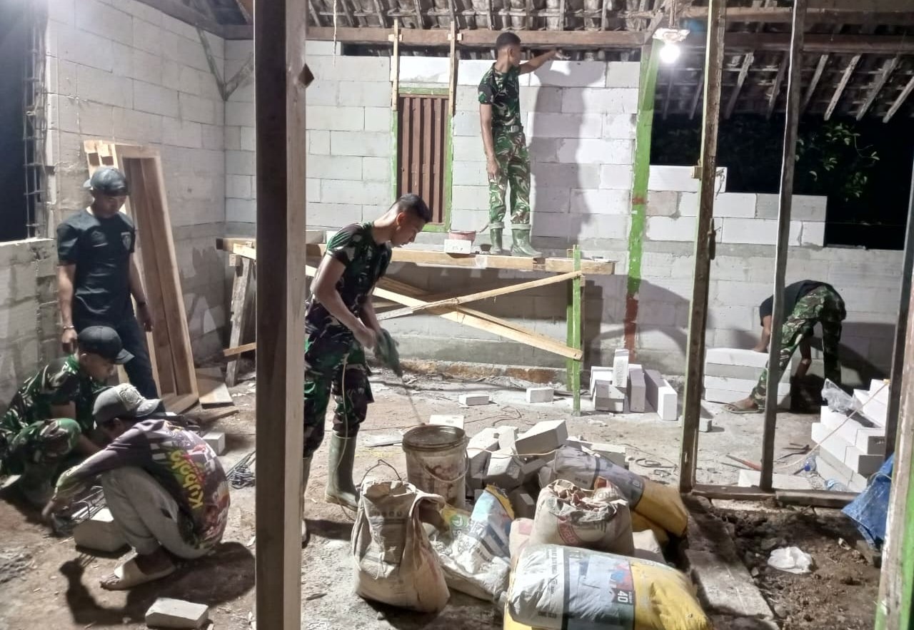 Pemandangan itu menjadi bukti bahwa pengabdian tidak mengenal batas waktu. Demi memastikan program Rumah Tinggal Layak Huni (RTLH) selesai sesuai target, personel Satgas bersama warga memilih melanjutkan pekerjaan hingga malam hari.