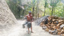 Hal itu terlihat saat anggota Satgas TMMD berbincang hangat dengan Sahudi, seorang penderes nira di Dusun Kunir RT 01/RW 09, Desa Gumelem Kulon, Kecamatan Susukan, Kabupaten Banjarnegara, Senin (20/7/2026).