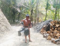 Senyum Satgas TMMD dan Penderes Nira, Obrolan Hangat Perkuat Semangat Membangun Desa