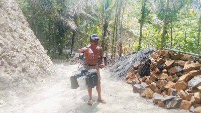 Hal itu terlihat saat anggota Satgas TMMD berbincang hangat dengan Sahudi, seorang penderes nira di Dusun Kunir RT 01/RW 09, Desa Gumelem Kulon, Kecamatan Susukan, Kabupaten Banjarnegara, Senin (20/7/2026).