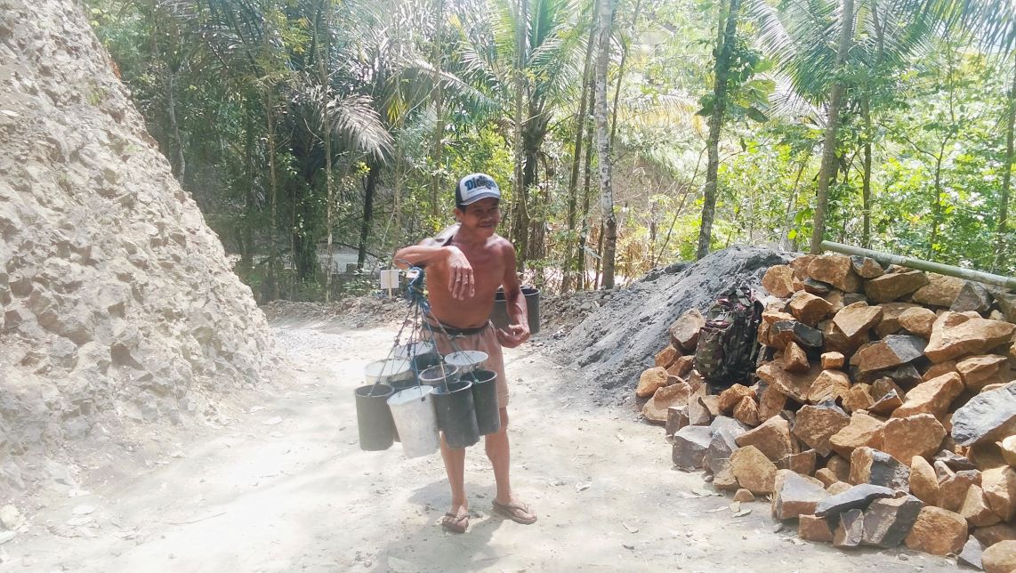 Hal itu terlihat saat anggota Satgas TMMD berbincang hangat dengan Sahudi, seorang penderes nira di Dusun Kunir RT 01/RW 09, Desa Gumelem Kulon, Kecamatan Susukan, Kabupaten Banjarnegara, Senin (20/7/2026).