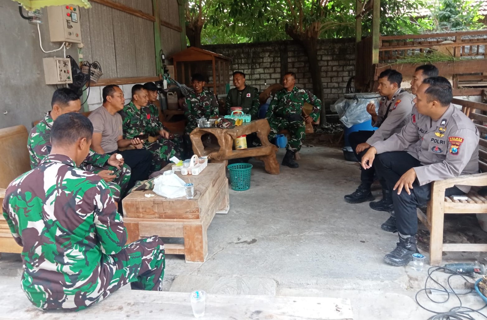 Salah satu wujud kebersamaan tersebut terlihat saat personel Satgas TMMD melaksanakan kegiatan anjangsana ke kediaman anggota Polsek Kedungadem, Aiptu Hartono, di Dusun Pereng RT 11 RW 05, Desa Kesongo, Selasa (21/7/2026).