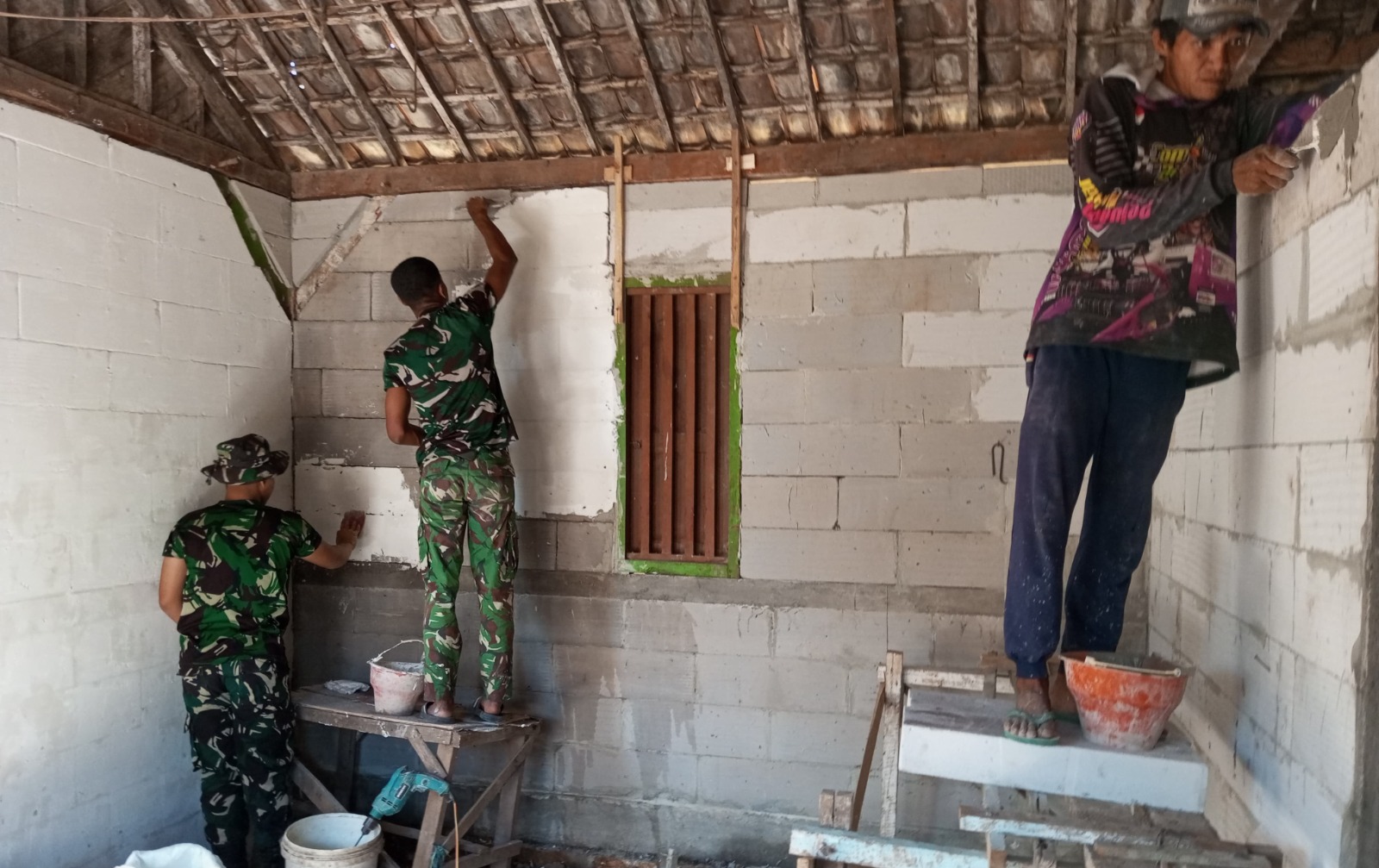 Salah satu rumah yang kini tengah dikebut pengerjaannya adalah milik Tini (50), warga RT 021 RW 009, Desa Kesongo, Kecamatan Kedungadem, Kabupaten Bojonegoro, Minggu (26/7/2026).