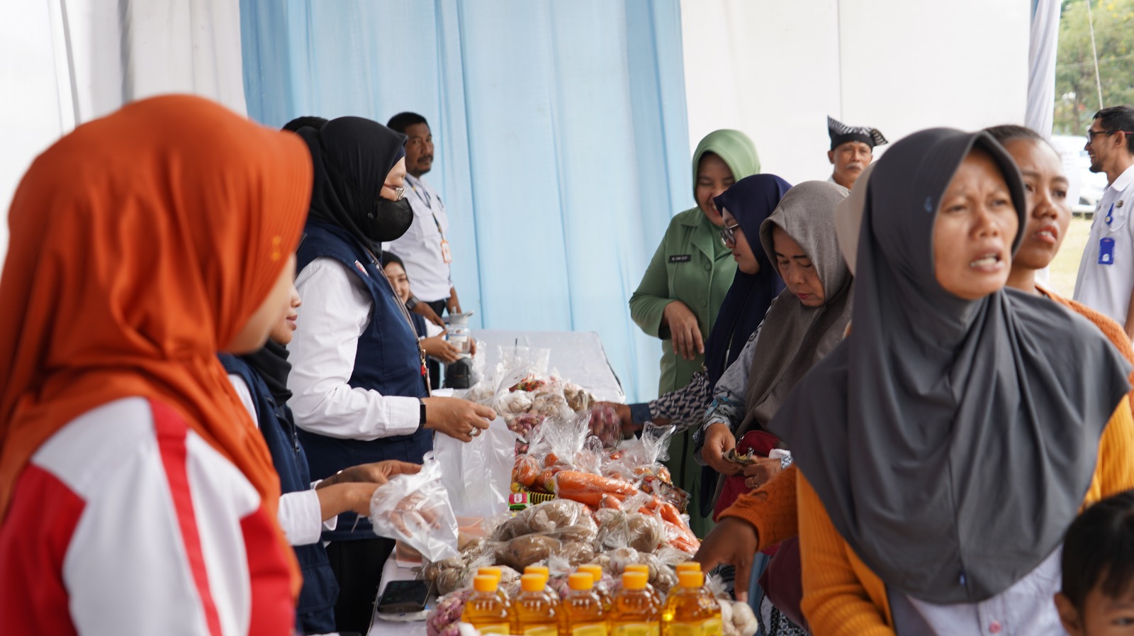 Kegiatan yang digelar oleh Dinas Perdagangan, Koperasi, dan Usaha Mikro (Disdagkop UM) Kabupaten Bojonegoro di kawasan Koperasi Desa/Kelurahan Merah Putih (KDKMP) Desa Kesongo itu mendapat sambutan hangat dari masyarakat