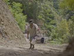 Salah satu yang merasakan manfaat besar dari pembangunan tersebut adalah Musdih, penderes nira yang selama ini menggantungkan penghasilannya dari produksi gula kelapa.