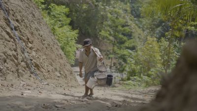 Salah satu yang merasakan manfaat besar dari pembangunan tersebut adalah Musdih, penderes nira yang selama ini menggantungkan penghasilannya dari produksi gula kelapa.