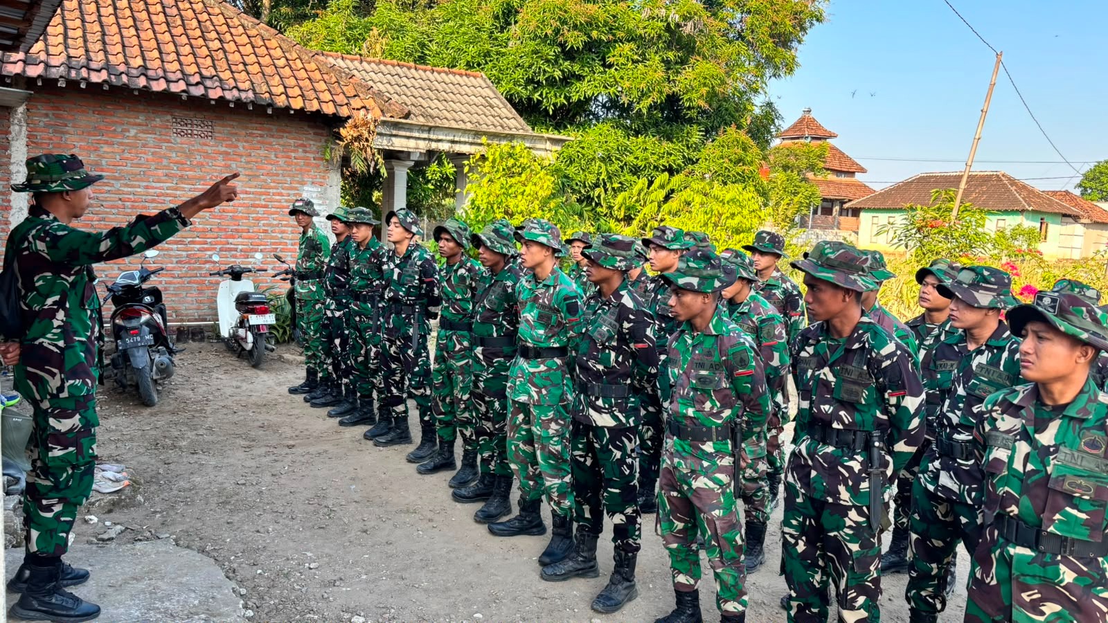 Matahari baru saja menyinari Desa Kesongo, Kecamatan Kedungadem, ketika puluhan prajurit TNI dari berbagai matra mulai berbaris rapi di lokasi TNI Manunggal Membangun Desa (TMMD) ke-129 Kodim 0813 Bojonegoro, Jumat (17/7/2026).