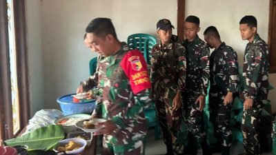 Momen istirahat siang dimanfaatkan untuk makan bersama di lokasi pekerjaan di Dusun Kunir RT 01 RW 09, Desa Gumelem Kulon, Kecamatan Susukan, Minggu (26/7/2026).
