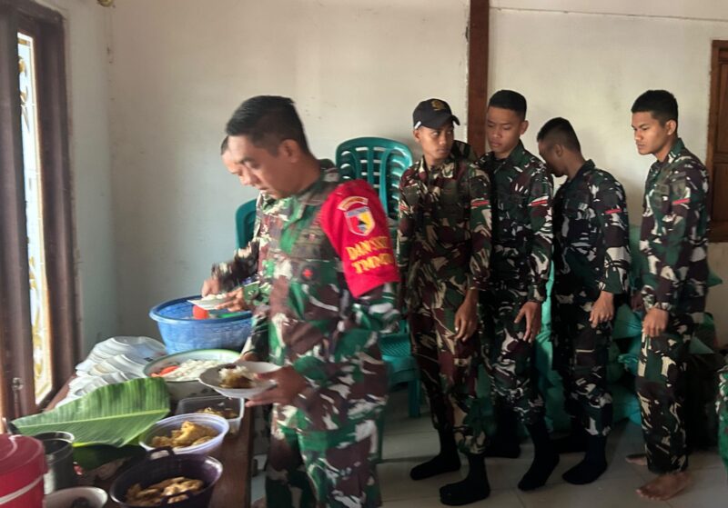 Momen istirahat siang dimanfaatkan untuk makan bersama di lokasi pekerjaan di Dusun Kunir RT 01 RW 09, Desa Gumelem Kulon, Kecamatan Susukan, Minggu (26/7/2026).