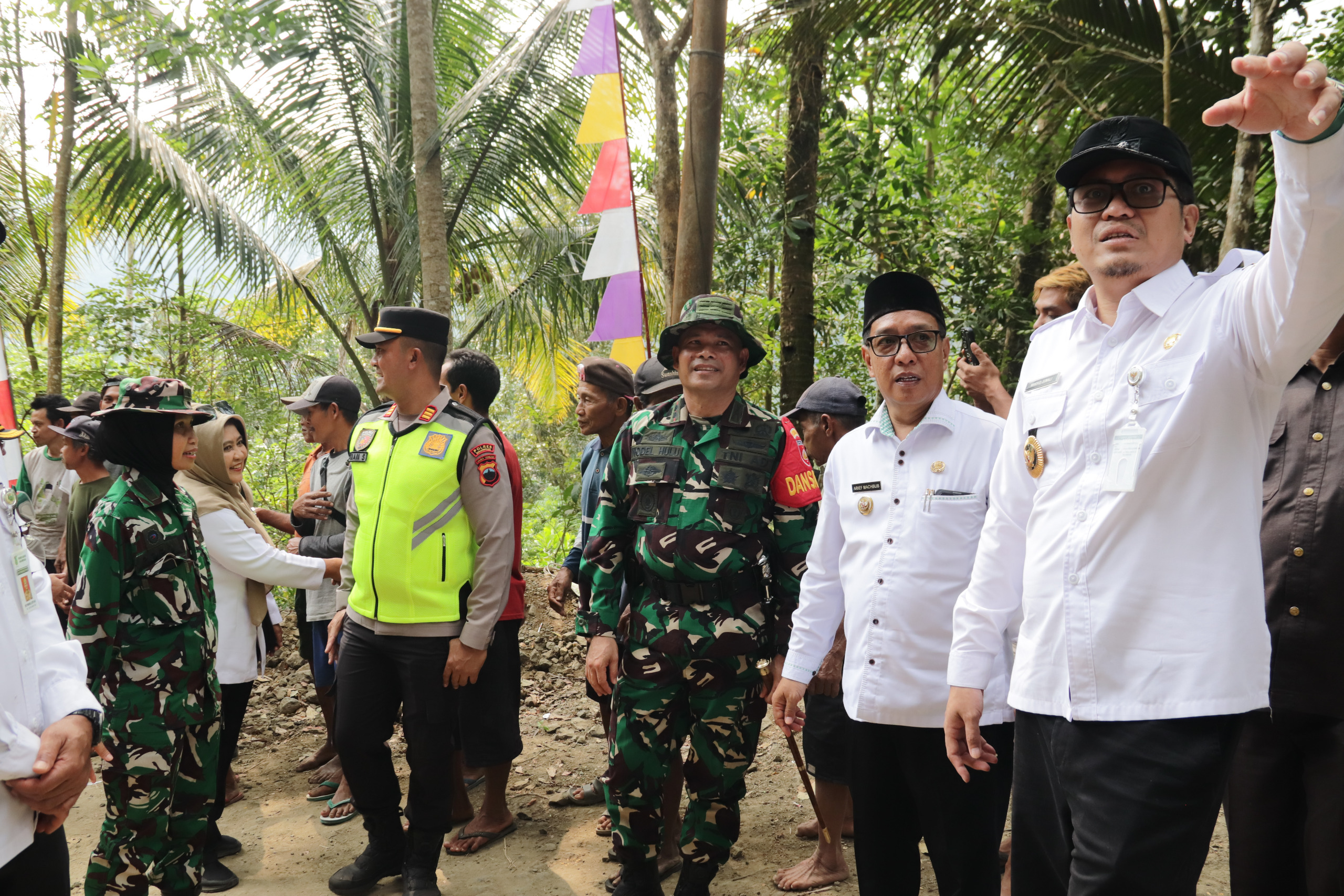 jajaran Pemerintah Kabupaten Banjarnegara bersama TNI langsung bergerak meninjau lokasi sasaran pembangunan di Dusun Kunir, Desa Gumelem Kulon, Kecamatan Susukan, Rabu (15/7/2026).