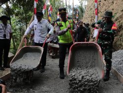 Wakil Bupati dan Dandim Banjarnegara Mulai Pengecoran Jalan TMMD Ke-129, Warga Gumelem Kulon Sambut Antusias