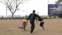 Masyarakat menyambut tamu kehormatan melalui pertunjukan Tari Sabet Ujungan, kesenian tradisional yang menjadi warisan budaya warga Gumelem Kulon dan Gumelem Wetan, Rabu (15/7/2026).