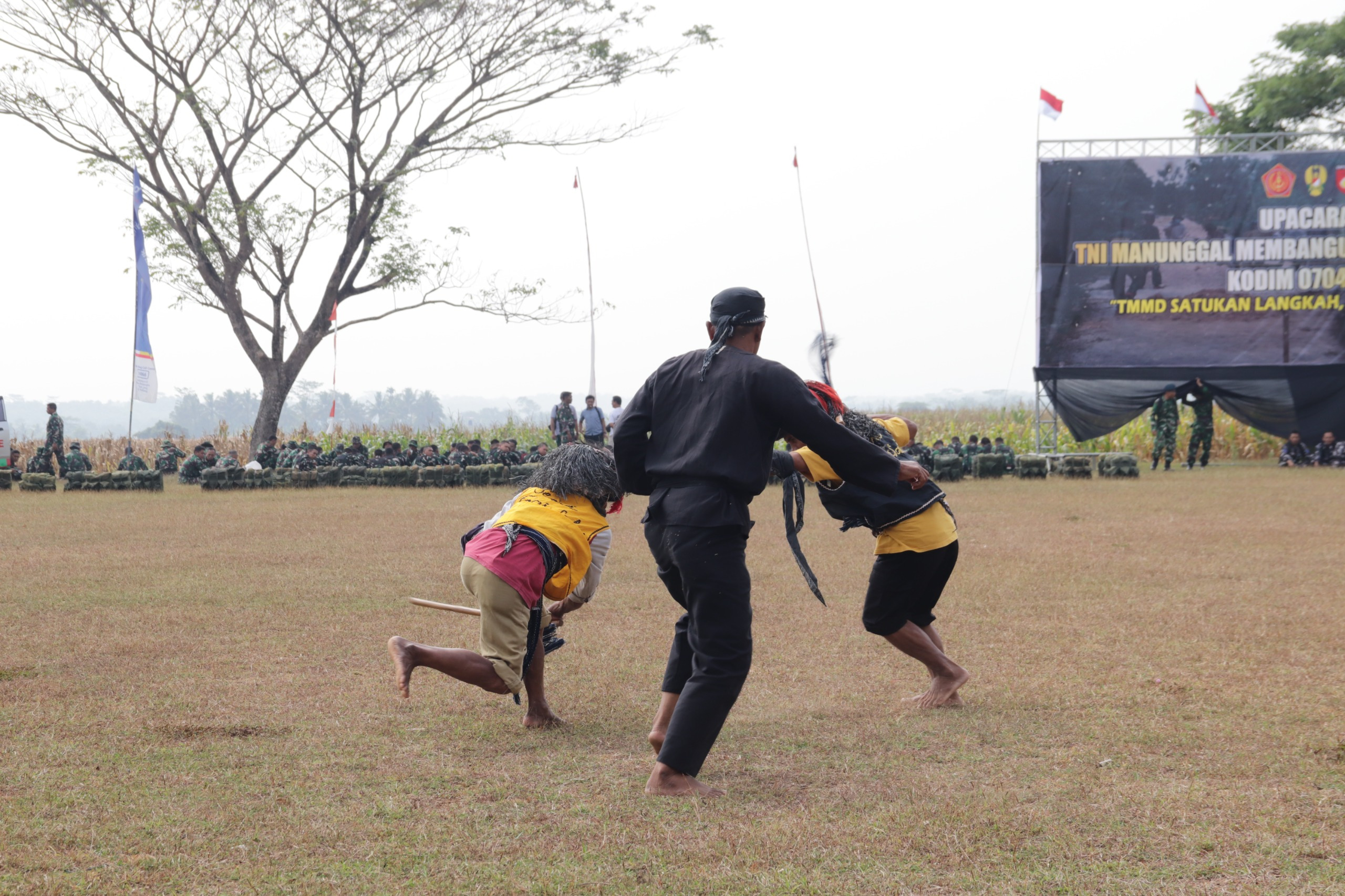Masyarakat menyambut tamu kehormatan melalui pertunjukan Tari Sabet Ujungan, kesenian tradisional yang menjadi warisan budaya warga Gumelem Kulon dan Gumelem Wetan, Rabu (15/7/2026).
