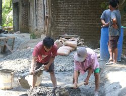 Usia 65 Tahun Tak Surutkan Semangat Tukijo Bantu Pembangunan Plat Beton TMMD Reguler ke-129