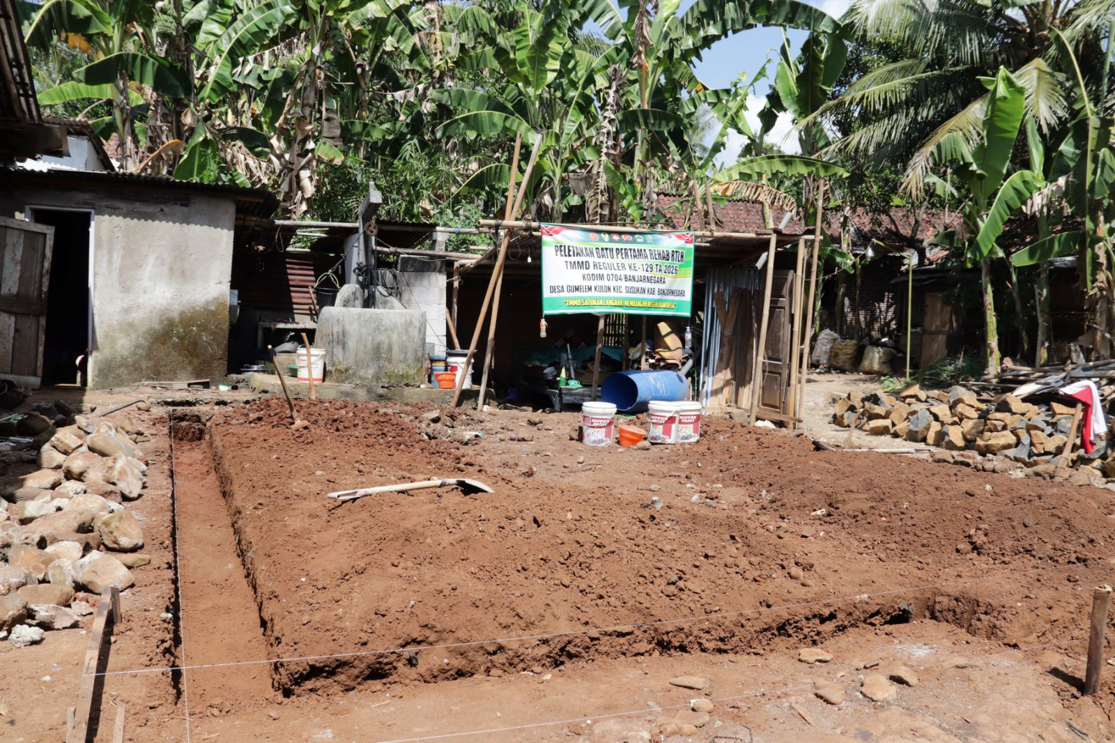 Salah satu tahap penting yang telah diselesaikan adalah penggalian pondasi rumah milik Pak Toid, warga Dusun Kunir RT 01 RW 09, Desa Gumelem Kulon, Kecamatan Susukan, Rabu (22/7/2026).