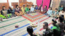 sejumlah anggota Satgas TMMD menghadiri tahlilan 1.000 hari di kediaman salah seorang warga di Dusun Mundu, Desa Kesongo, Kecamatan Kedungadem, Kabupaten Bojonegoro, Rabu (22/7/2026).