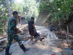 Mengangkat Harapan, Praka Agit dan Warga Bergotong Royong Wujudkan Plat Beton TMMD di Gumelem Kulon