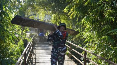 Aparat TNI terus membuktikan komitmen, mereka bukan sekadar pengawas, melainkan rekan seperjuangan yang terjun langsung ke lapangan bersama masyarakat setempat.