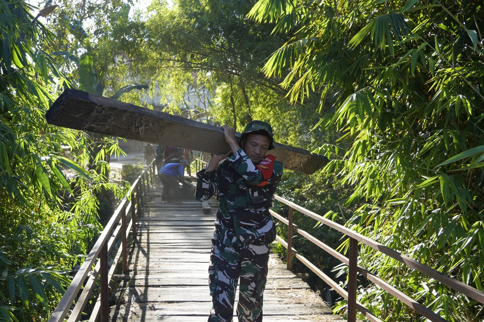 Aparat TNI terus membuktikan komitmen, mereka bukan sekadar pengawas, melainkan rekan seperjuangan yang terjun langsung ke lapangan bersama masyarakat setempat.