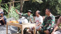 suasana hangat terlihat saat Serka Suwanto, anggota Satgas TMMD Reguler ke-129 TA 2026 Kodim 0704/Banjarnegara, meluangkan waktu berbincang santai dengan Pak Toid. Obrolan sederhana di sela-sela pekerjaan itu menjadi bukti bahwa TMMD bukan hanya membangun rumah, tetapi juga membangun kedekatan antara TNI dan masyarakat, Sabtu (25/07/2026).
