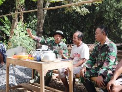 Obrolan Hangat di Sela Pembangunan RTLH Serka Suwanto Pererat Kemanunggalan TNI dan Warga