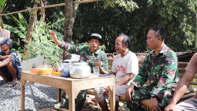 suasana hangat terlihat saat Serka Suwanto, anggota Satgas TMMD Reguler ke-129 TA 2026 Kodim 0704/Banjarnegara, meluangkan waktu berbincang santai dengan Pak Toid. Obrolan sederhana di sela-sela pekerjaan itu menjadi bukti bahwa TMMD bukan hanya membangun rumah, tetapi juga membangun kedekatan antara TNI dan masyarakat, Sabtu (25/07/2026).