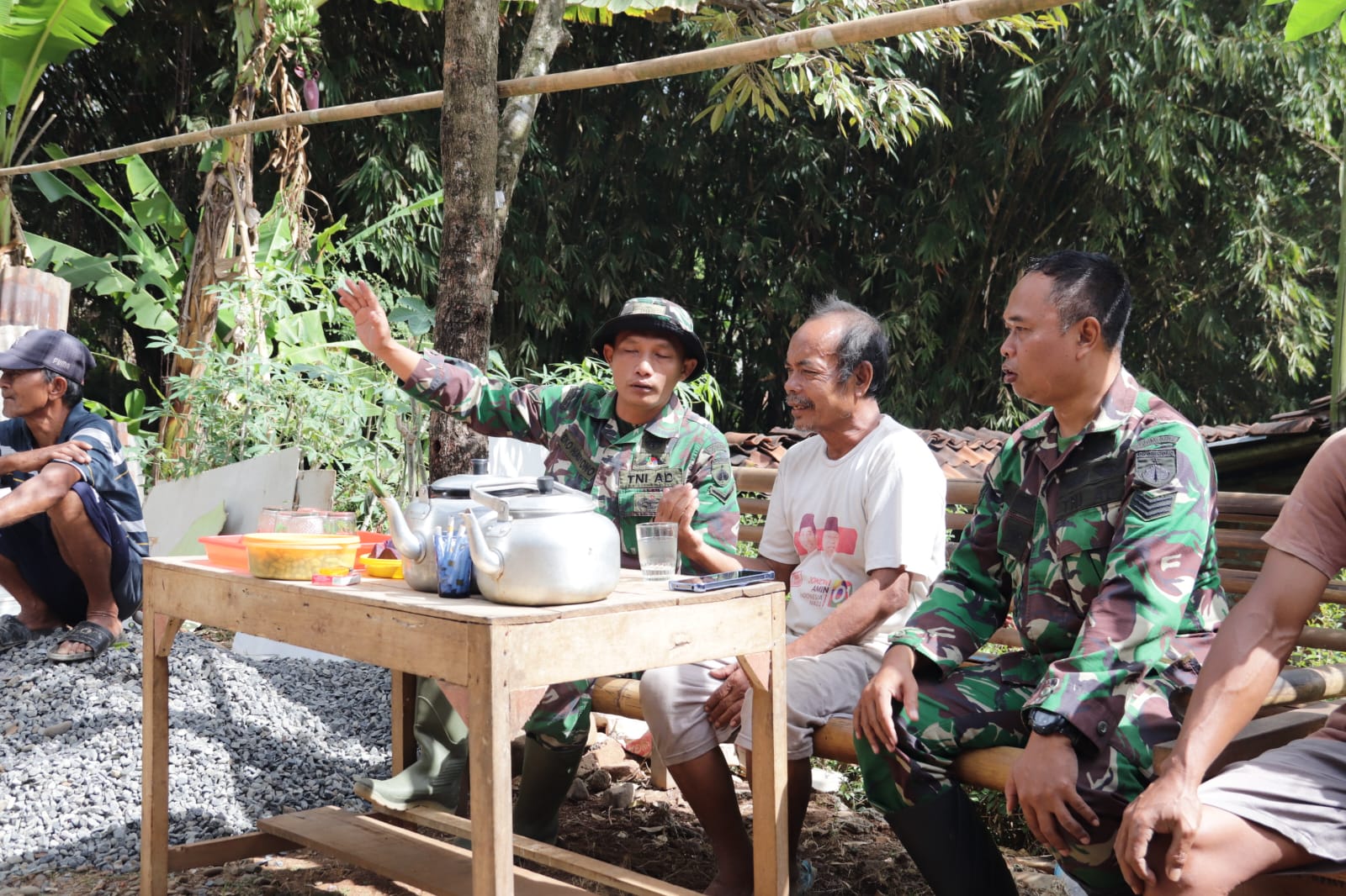 suasana hangat terlihat saat Serka Suwanto, anggota Satgas TMMD Reguler ke-129 TA 2026 Kodim 0704/Banjarnegara, meluangkan waktu berbincang santai dengan Pak Toid. Obrolan sederhana di sela-sela pekerjaan itu menjadi bukti bahwa TMMD bukan hanya membangun rumah, tetapi juga membangun kedekatan antara TNI dan masyarakat, Sabtu (25/07/2026).
