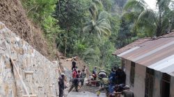 Sejak matahari mulai menyinari Dusun Kunir RT 01 RW 09, Desa Gumelem Kulon, Kecamatan Susukan, suara roda angkong yang berderit terdengar silih berganti di lokasi TMMD Reguler ke-129 Tahun Anggaran 2026 Kodim 0704/Banjarnegara, Minggu (26/7/2026).