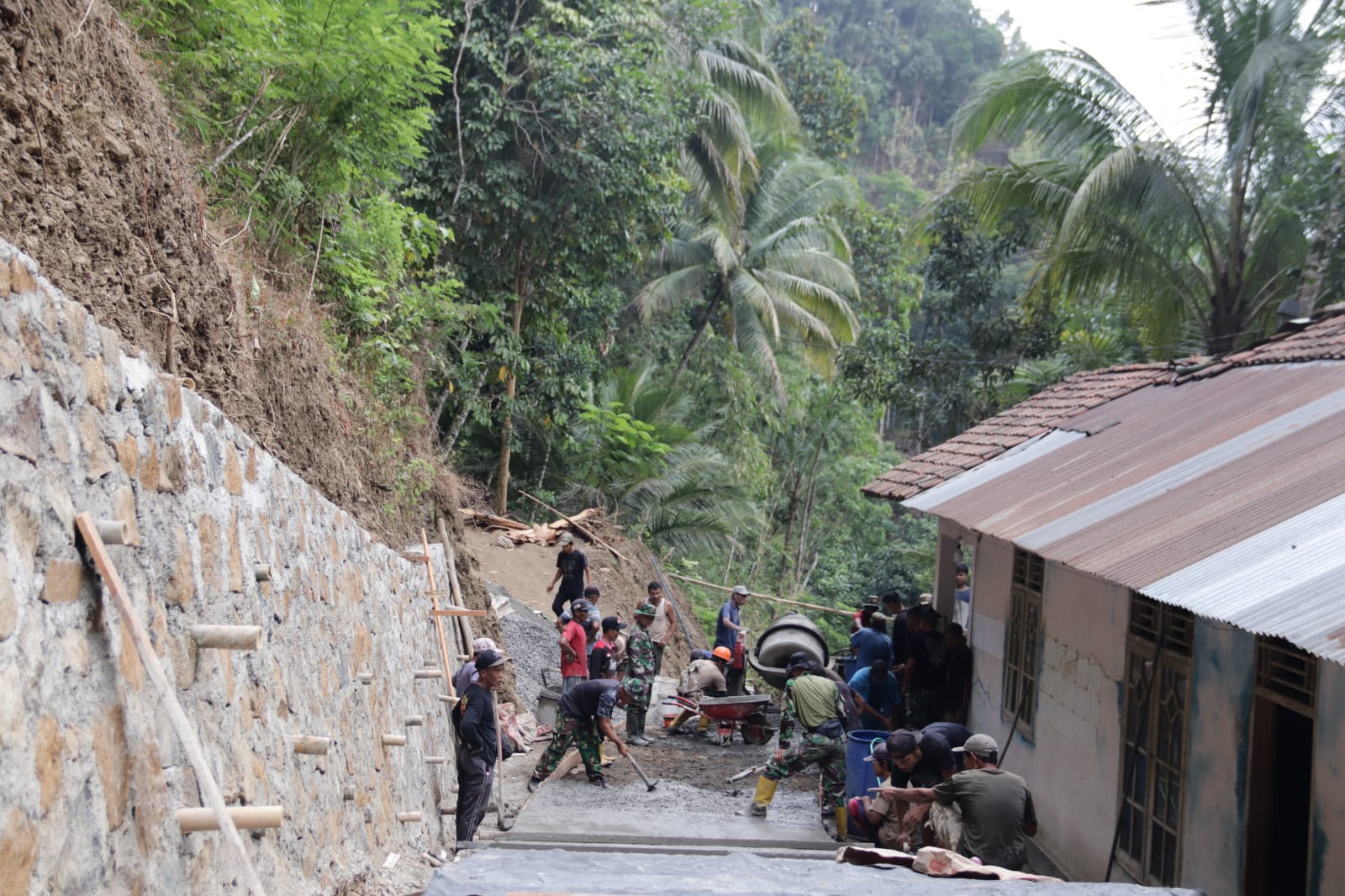 Sejak matahari mulai menyinari Dusun Kunir RT 01 RW 09, Desa Gumelem Kulon, Kecamatan Susukan, suara roda angkong yang berderit terdengar silih berganti di lokasi TMMD Reguler ke-129 Tahun Anggaran 2026 Kodim 0704/Banjarnegara, Minggu (26/7/2026).