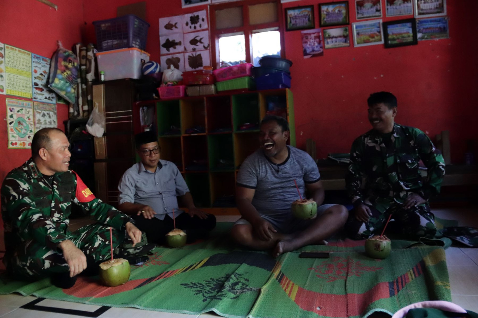Letkol Inf Nodelismen Hulu, S.Pd., menyempatkan diri mengunjungi salah satu rumah warga di Dusun Kunir RT 01/RW 09, Desa Gumelem Kulon, Kecamatan Susukan, Selasa (28/7/2026).