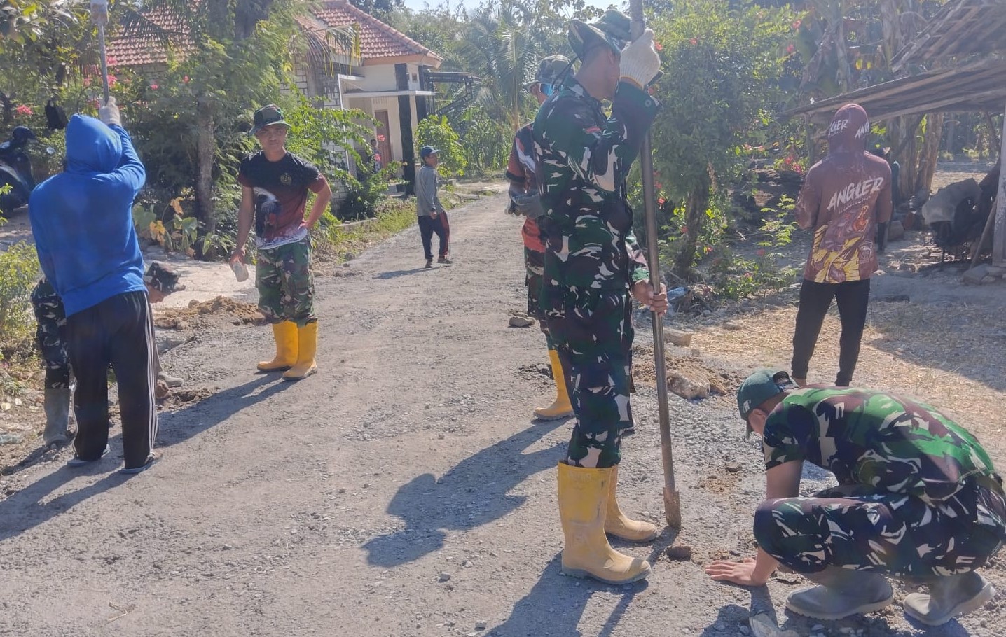 Di tengah teriknya cuaca musim kemarau, para prajurit bersama masyarakat terus mempercepat pembangunan jalan cor beton sepanjang 490 meter dengan lebar 3 meter di Dusun Mundu, Desa Kesongo, Kecamatan Kedungadem, Sabtu (25/7/2026).