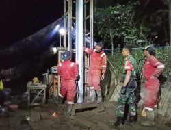 Semangat kebersamaan antara prajurit TNI dan warga terlihat mewarnai seluruh proses pekerjaan, mencerminkan sinergi dalam memenuhi salah satu kebutuhan dasar masyarakat. Semangat kebersamaan antara prajurit TNI dan warga terlihat mewarnai seluruh proses pekerjaan, mencerminkan sinergi dalam memenuhi salah satu kebutuhan dasar masyarakat.