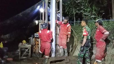 Semangat kebersamaan antara prajurit TNI dan warga terlihat mewarnai seluruh proses pekerjaan, mencerminkan sinergi dalam memenuhi salah satu kebutuhan dasar masyarakat.