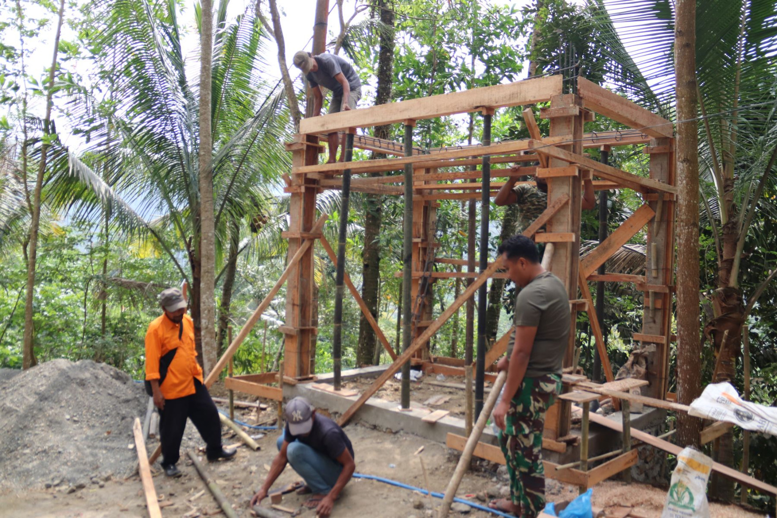 Semangat gotong royong kembali menjadi pemandangan utama dalam pelaksanaan TMMD Reguler ke-129 Tahun Anggaran 2026 Kodim 0704/Banjarnegara. Bersama warga, Satgas TMMD terus mempercepat pembangunan pos kamling di Dusun Kunir RT 01/RW 09, Desa Gumelem Kulon, Kecamatan Susukan. Hingga Jumat (31/7/2026)
