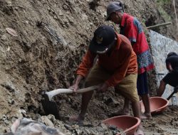 Usia 85 Tahun Tak Halangi Karmudi Gotong Royong di TMMD, Semangatnya Jadi Inspirasi Warga Banjarnegara