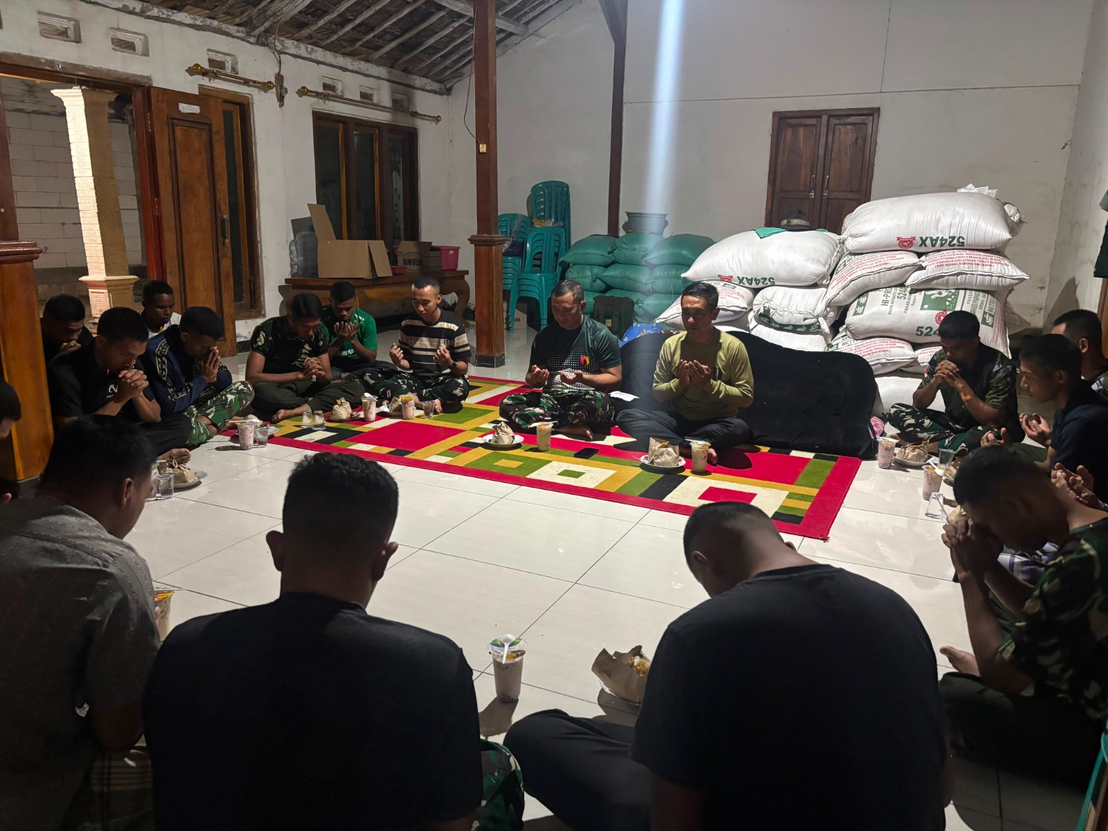 suasana penuh kehangatan, keduanya berkumpul mengikuti tasyakuran yang digelar di kediaman Sukardi, warga Dusun Krebet RT 013 RW 006, Kecamatan Kedungadem, Sabtu (18/7/2026) malam.