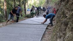 Pembangunan jalan rabat beton dalam program TMMD Reguler ke-129 Kodim 0704/Banjarnegara tidak hanya mengandalkan semangat gotong royong, tetapi juga ketelitian dalam setiap tahap pengerjaan. Di Dusun Kunir, Desa Gumelem Kulon, Kecamatan Susukan, sosok Bowo menjadi perhatian karena aktif memastikan kualitas jalan tetap sesuai standar.