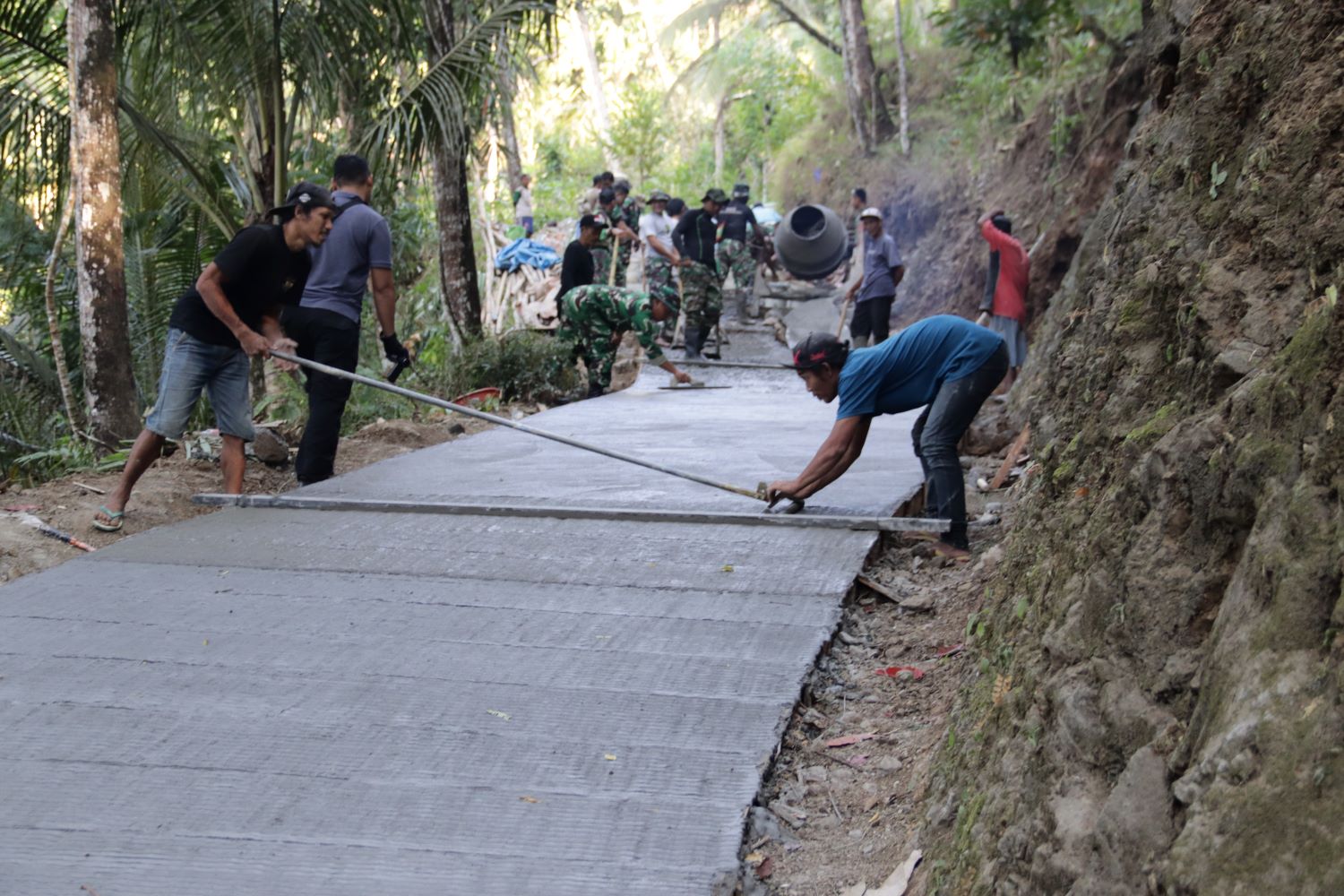 Pembangunan jalan rabat beton dalam program TMMD Reguler ke-129 Kodim 0704/Banjarnegara tidak hanya mengandalkan semangat gotong royong, tetapi juga ketelitian dalam setiap tahap pengerjaan. Di Dusun Kunir, Desa Gumelem Kulon, Kecamatan Susukan, sosok Bowo menjadi perhatian karena aktif memastikan kualitas jalan tetap sesuai standar.