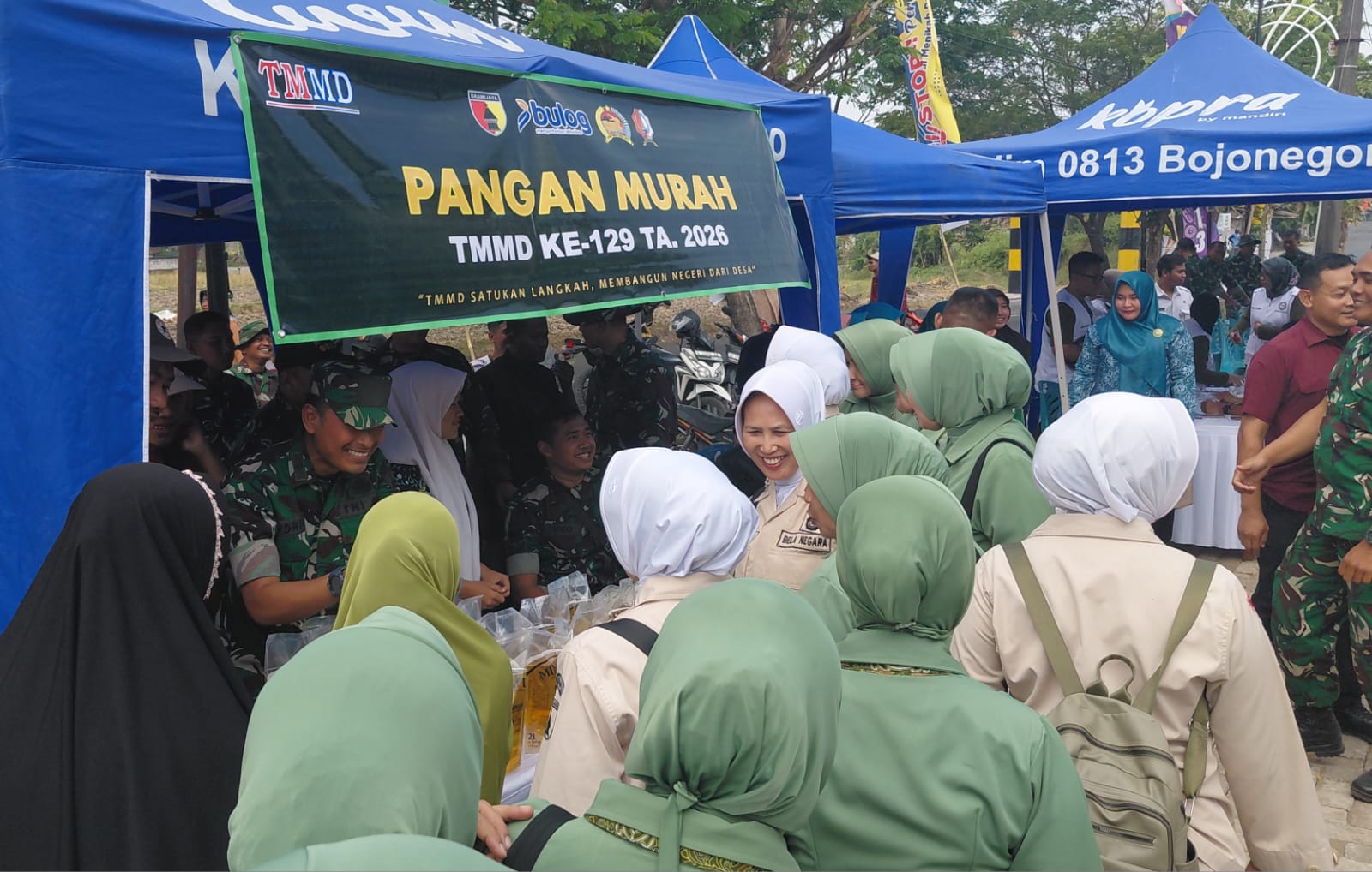 Antusiasme masyarakat mewarnai pembukaan Program TNI Manunggal Membangun Desa (TMMD) ke-129 Tahun Anggaran 2026 di Kecamatan Kedungadem, Kabupaten Bojonegoro, Rabu (15/7/2026).