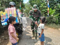 Satgas TMMD Tebar Kepedulian kepada Anak-anak