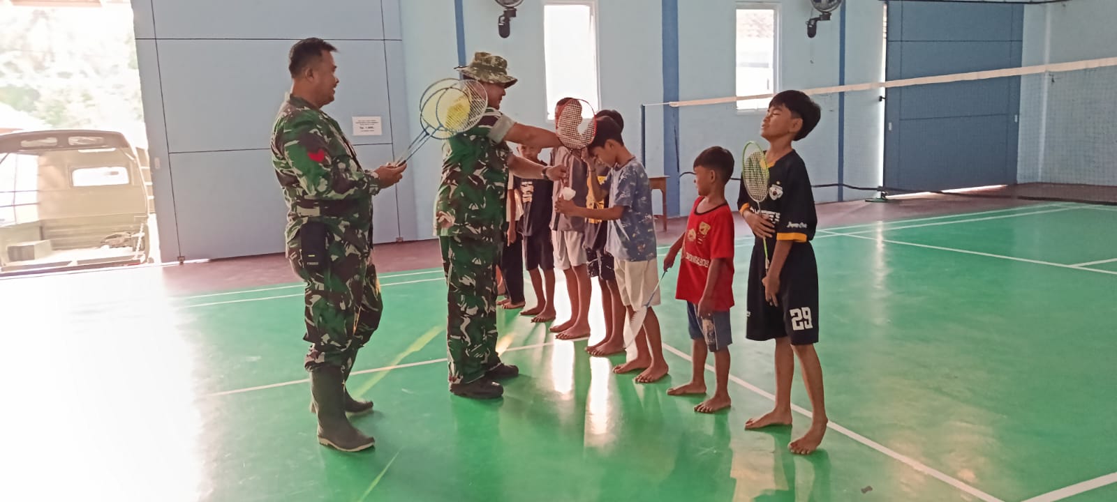 Di balik kesibukan para prajurit membangun desa, terselip momen hangat yang mencuri perhatian ketika Satgas TMMD membagikan peralatan olahraga kepada anak-anak desa, Jumat (17/7/2026).