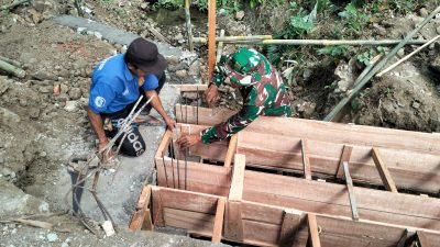 Salah satu proses yang menjadi perhatian adalah pemeriksaan bekisting plat beton di Dusun Kunir RT 01 RW 09, Desa Gumelem Kulon, Kecamatan Susukan, Kabupaten Banjarnegara, Rabu (22/7/2026).