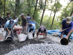 Keringat Tuswari dan Prajurit TNI Mengukir Jalan Harapan di Gumelem Kulon
