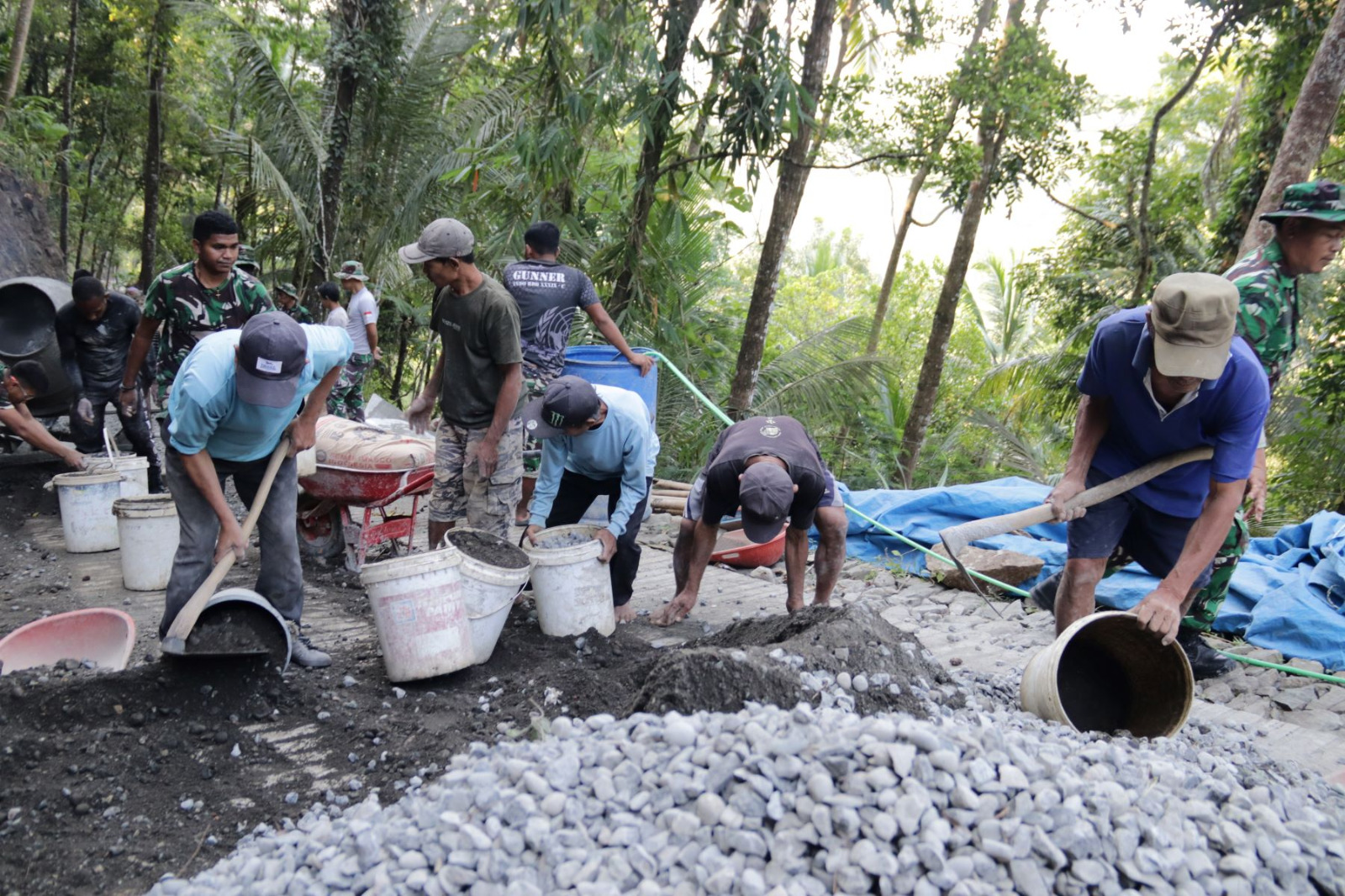 Semangat gotong royong kembali mewarnai pelaksanaan TMMD Reguler ke-129 Tahun Anggaran 2026 Kodim 0704/Banjarnegara di Dusun Kunir RT 01/RW 09, Desa Gumelem Kulon, Kecamatan Susukan, Kamis (23/7/2026).