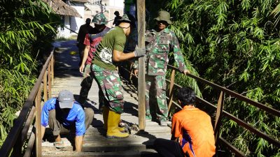 Langkah nyata pembukaan akses yang lebih aman, dan kokoh bagi warga pedesaan resmi dimulai. Satuan Tugas (Satgas) TNI Manunggal Membangun Desa (TMMD) ke- 129 Kodim 0813 Bojonegoro mulai membongkar jembatan lama di Dusun Mundu, Desa Kesongo, Kecamatan Kedungadem.