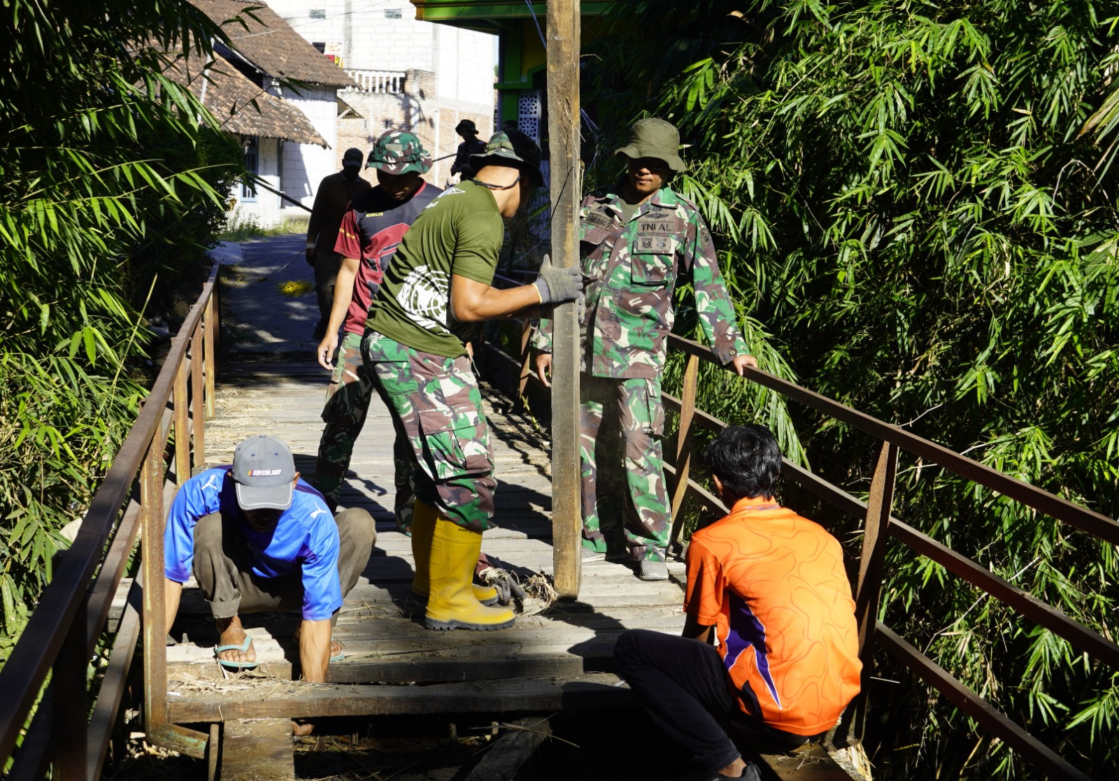Langkah nyata pembukaan akses yang lebih aman, dan kokoh bagi warga pedesaan resmi dimulai. Satuan Tugas (Satgas) TNI Manunggal Membangun Desa (TMMD) ke- 129 Kodim 0813 Bojonegoro mulai membongkar jembatan lama di Dusun Mundu, Desa Kesongo, Kecamatan Kedungadem.