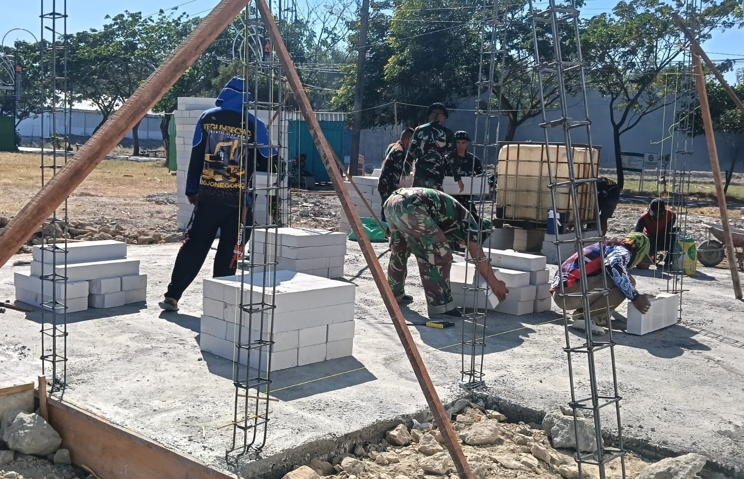 Program TNI Manunggal Membangun Desa (TMMD) ke-129 Kodim 0813 Bojonegoro terus menghadirkan pembangunan yang menyentuh langsung kebutuhan dasar dan masa depan ekonomi masyarakat.