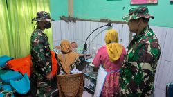 Hal itu terlihat saat Serda Sukoyo, anggota Satgas TMMD, mendampingi warga mengikuti pelayanan KB Implan yang dilaksanakan bekerja sama dengan Puskesmas Susukan I dan PLKB Kecamatan Susukan, Sabtu (25/07/2026).