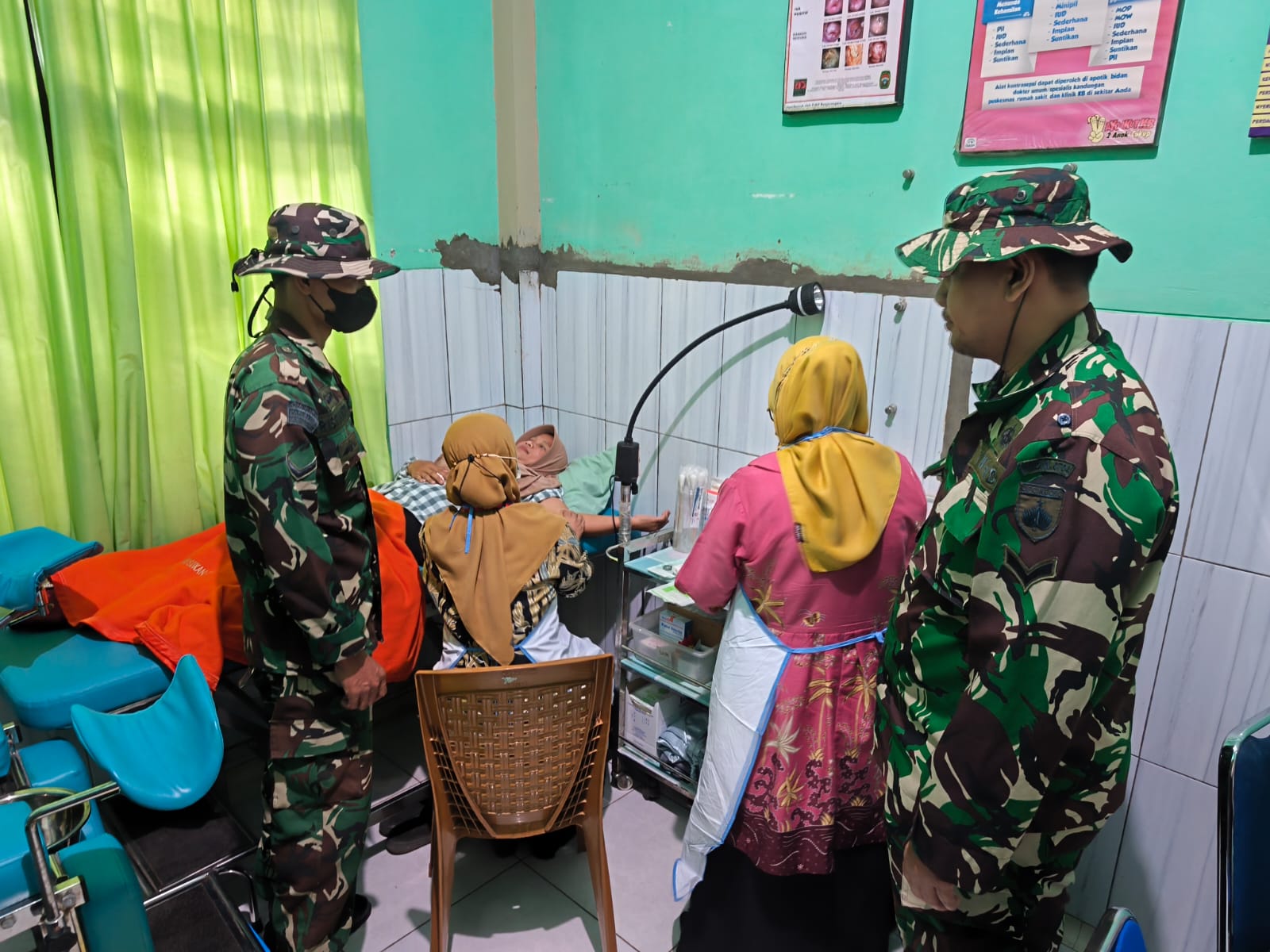 Hal itu terlihat saat Serda Sukoyo, anggota Satgas TMMD, mendampingi warga mengikuti pelayanan KB Implan yang dilaksanakan bekerja sama dengan Puskesmas Susukan I dan PLKB Kecamatan Susukan, Sabtu (25/07/2026).